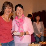 Besucher in rosa und rot