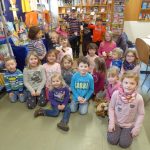 Kinder beim Vorlesen