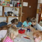Kinder malen die Socke aus