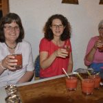 das Team mit alkoholfreiem Cocktail